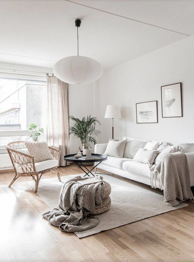  Ghế sofa lớn màu kem trước cửa sổ là một ý tưởng chiến lược cho phép nhiều ánh sáng vào phòng. 